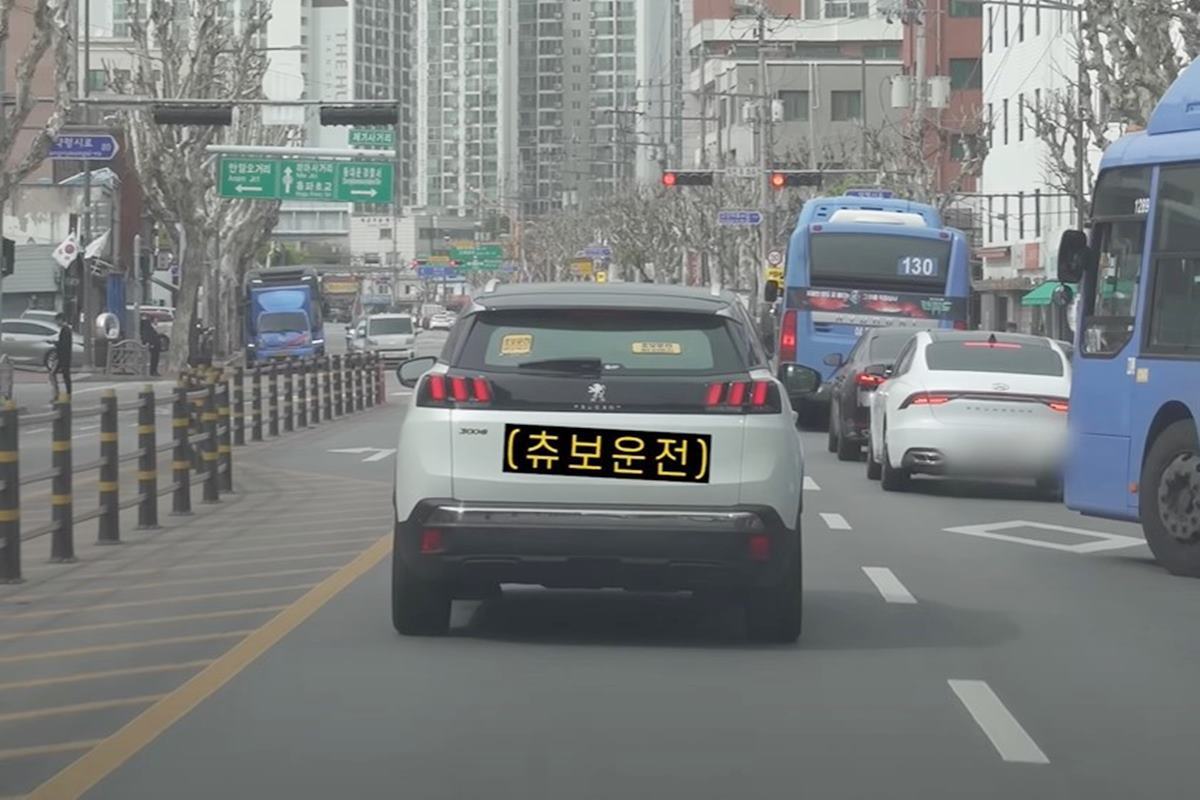 츄가 운전하는 푸조 3008 사진 출처 = 유튜브 채널 '지켜츄'.jpg
