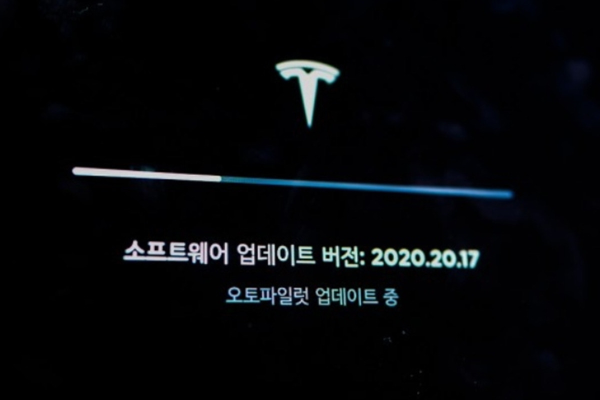 3_테슬라 OTA 업데이트 화면.jpg