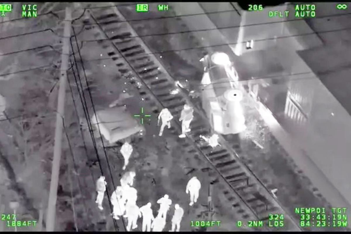 경찰차를 훔쳐 추적을 피하다가 기차와 충돌한 사고 Carscoops.jpg