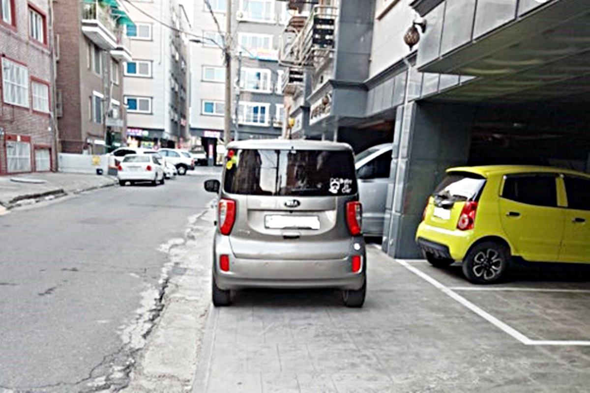 주차장 앞에 차를 댄 무개념 차주 보배드림.jpg