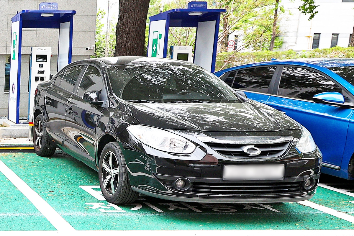 6_전기차 충전 구역에 불법 주차한 내연기관 차량.jpg