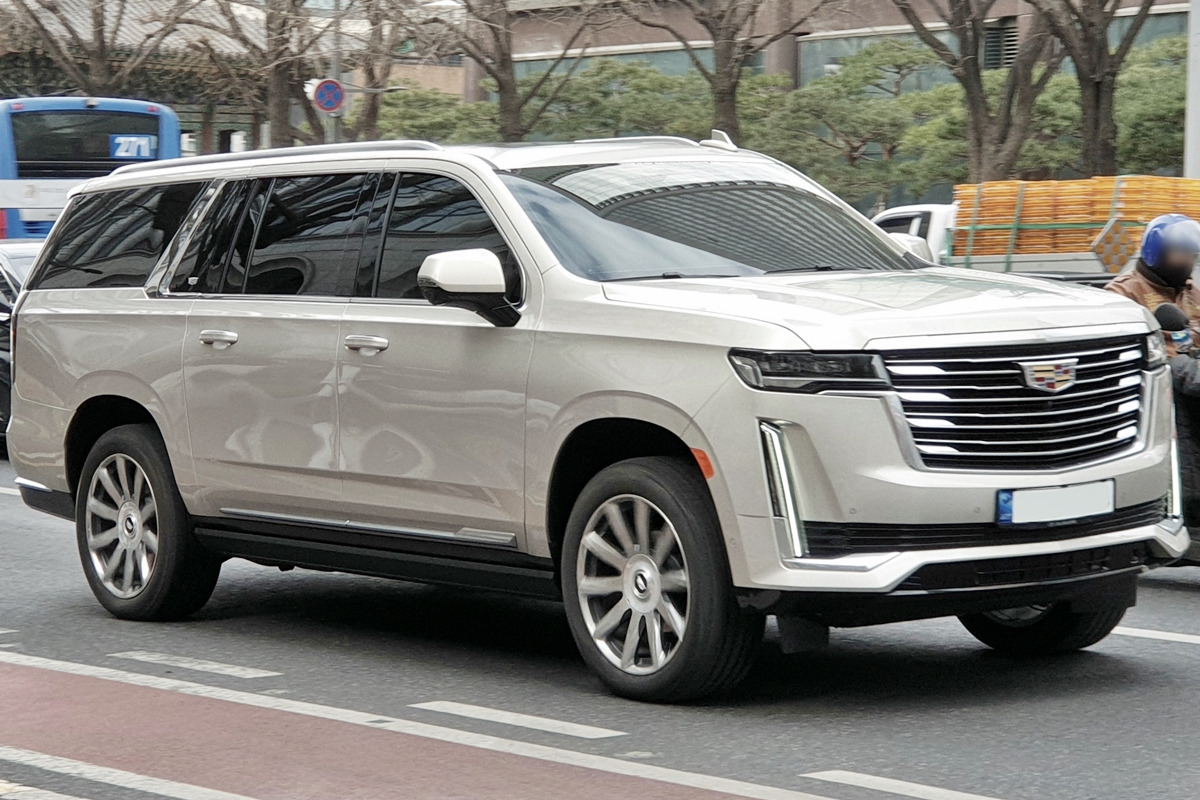 7_캐딜락 에스컬레이드 ESV_Wikipedia.jpg