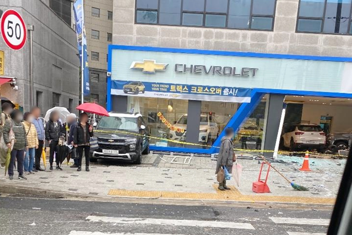 6_현대 아이오닉 5 택시 쉐보레 전시장 돌진 사고_보배드림.jpg