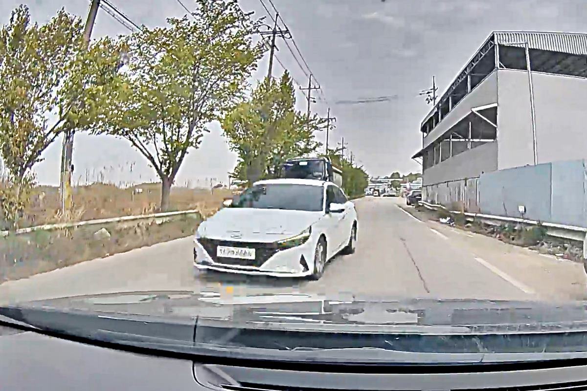 역주행으로 사고가 날 뻔한 상황  사진 출처 = '보배드림'.jpg