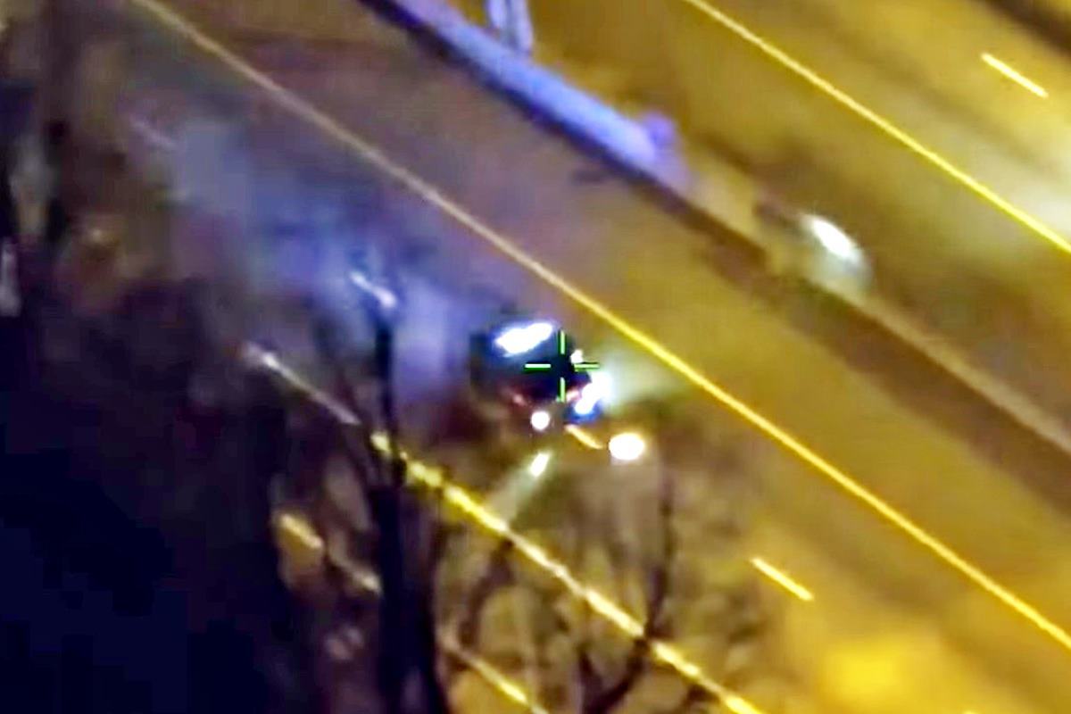 순찰차를 훔쳐 경찰을 피해 달아나는 범인 Carscoops.jpg