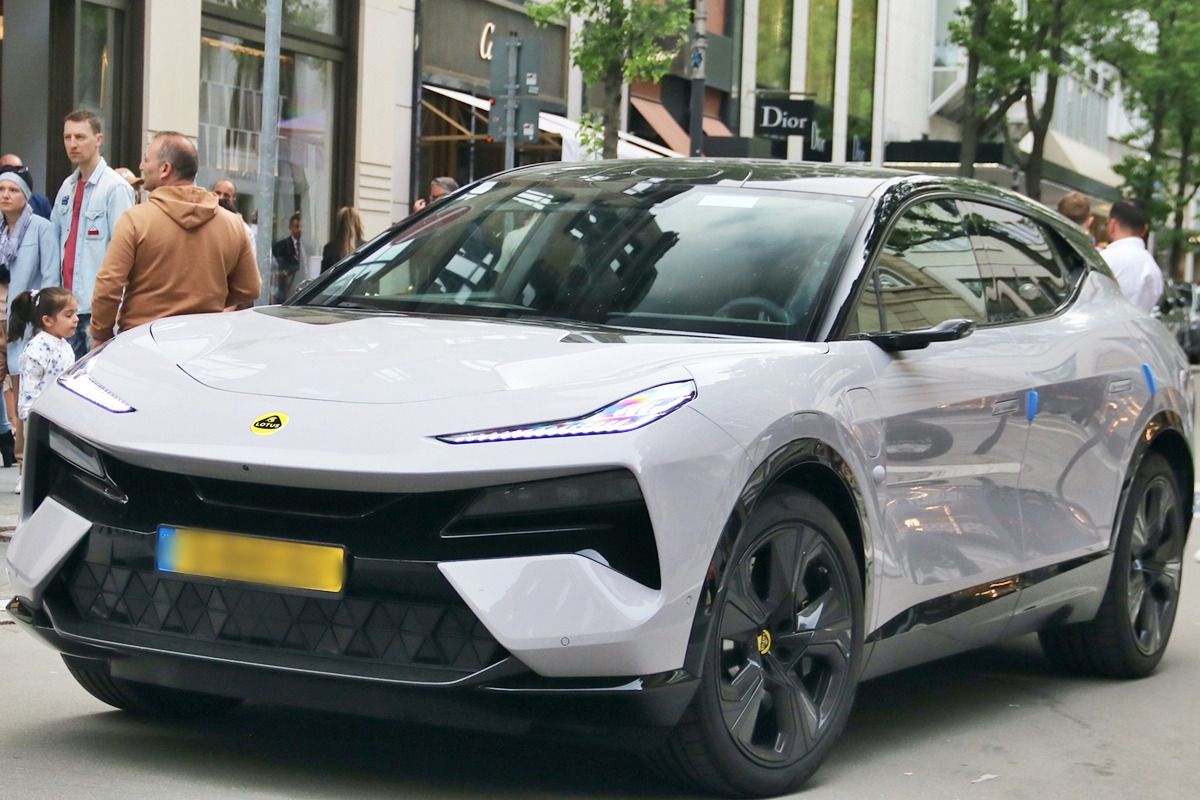 4_일반 도로에서 포착된 로터스 엘레트라_'Autogespot'.jpg