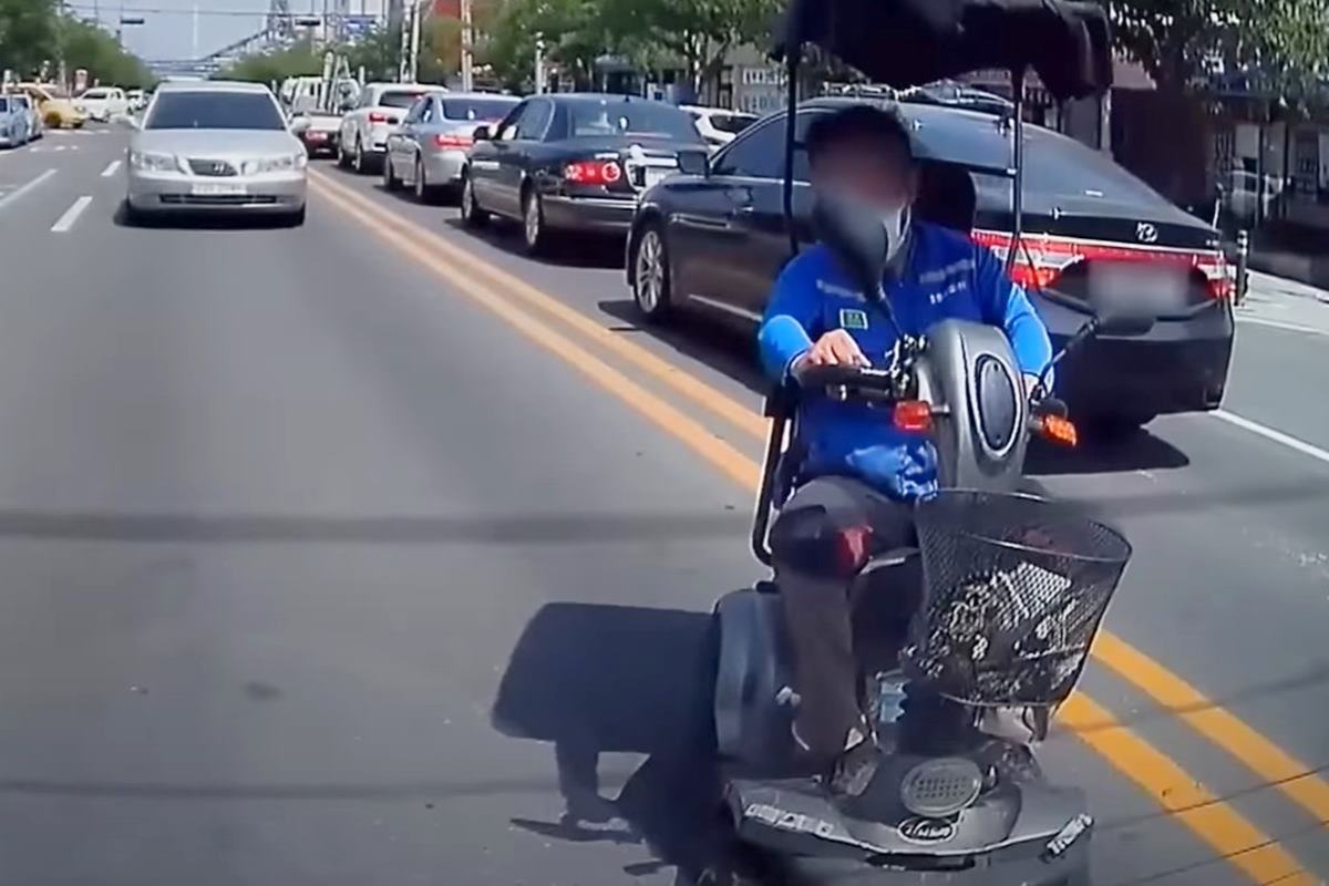 제보자와 추돌한 스쿠터 사진 출처 = 유튜브 채널 '한문철 TV'.jpg