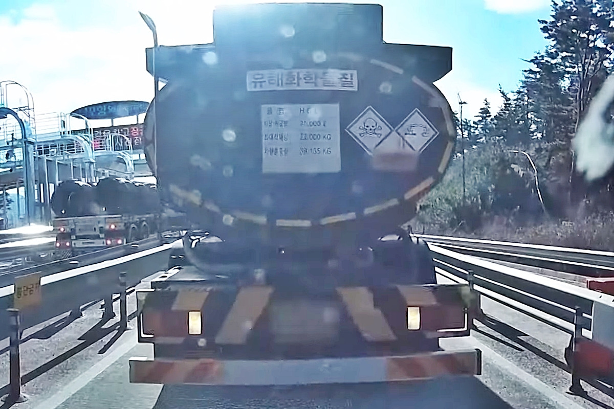 1_갑자기 후진하는 화물차_유튜브 채널 '한문철 TV'.jpg
