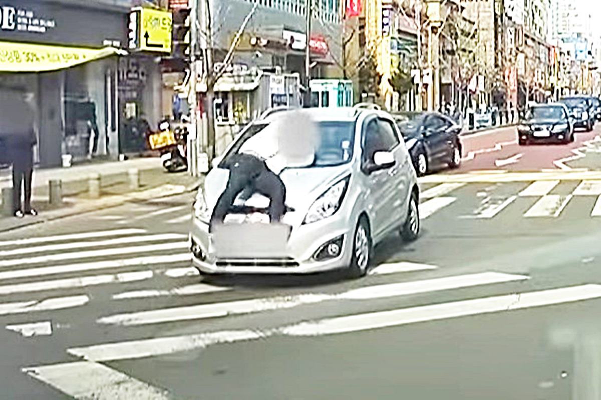 말 그대로 멈춘 차에 달려든 가해자 Youtube 블박창고.jpg