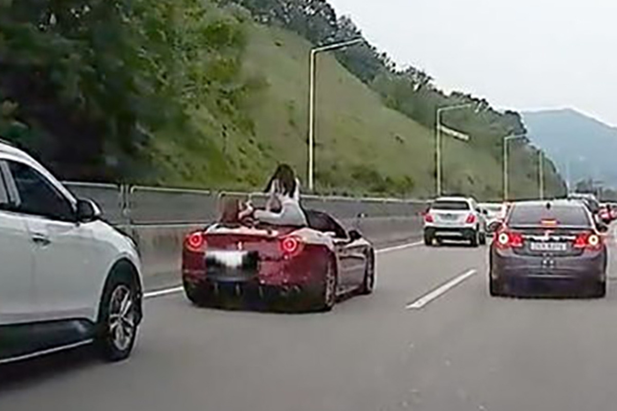 디스패치 페라리에 올라탄 여성.jpg