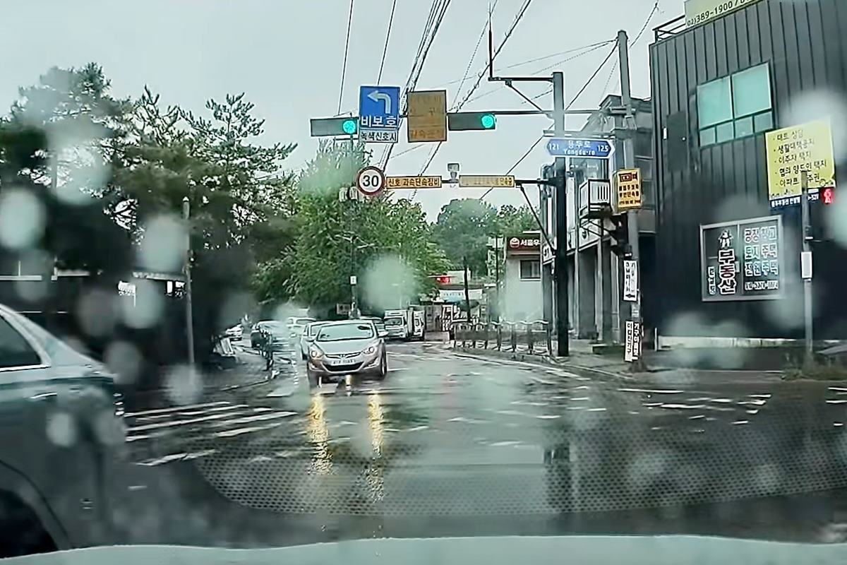 정상적인 신호로 통과하는 제보자 사진 출처 = 유튜브 채널 '한문철TV'.jpg