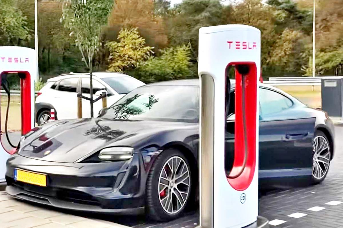 수퍼차저를 이용 중인 포르쉐 타이칸 InsideEVs.jpg