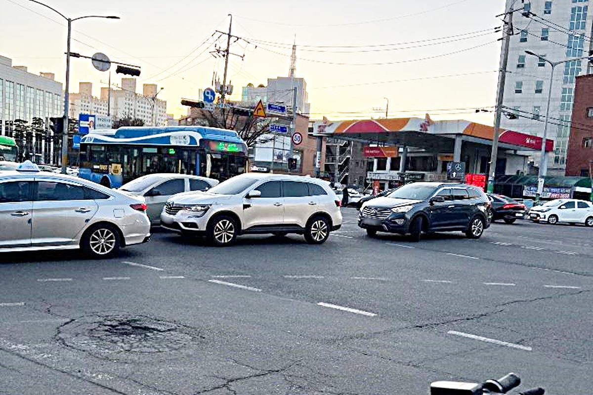 꼬리물기 운전의 현실 사진 출처 = '보배드림'.jpg