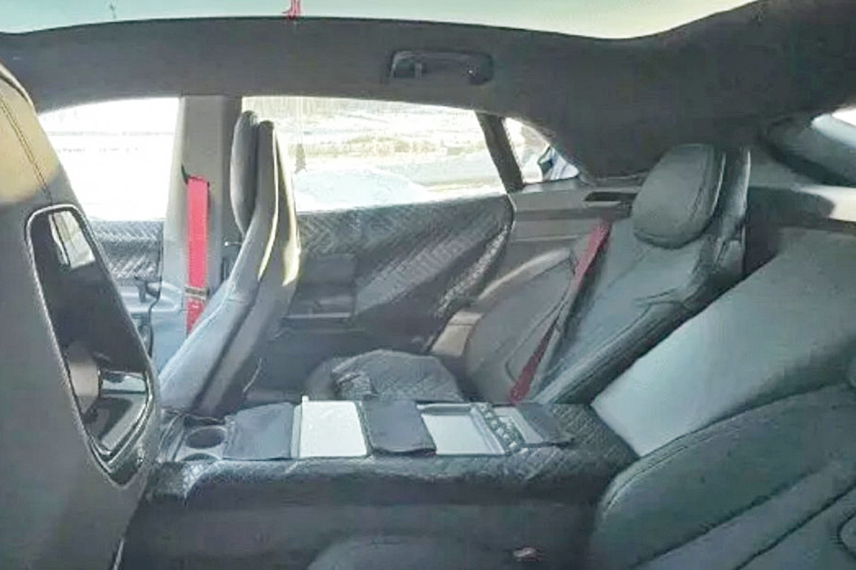 4_로터스 타입 133 2열 실내_Carscoops.jpg