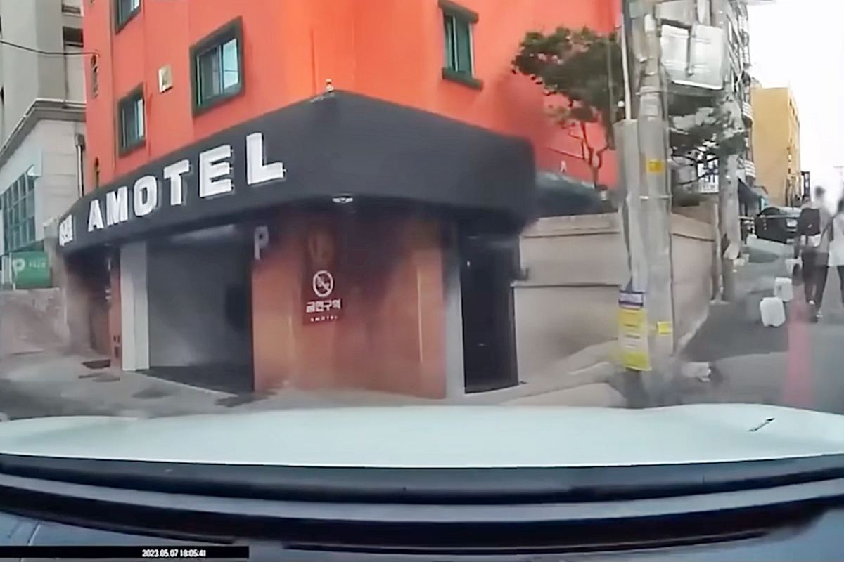 2_충돌 직전_유튜브 채널 '한문철 TV'.jpg