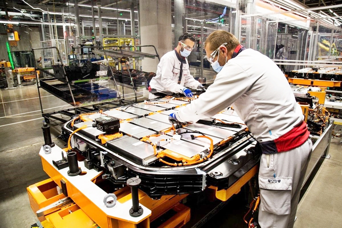 3_생산 중인 배터리팩_Bloomberg.jpg