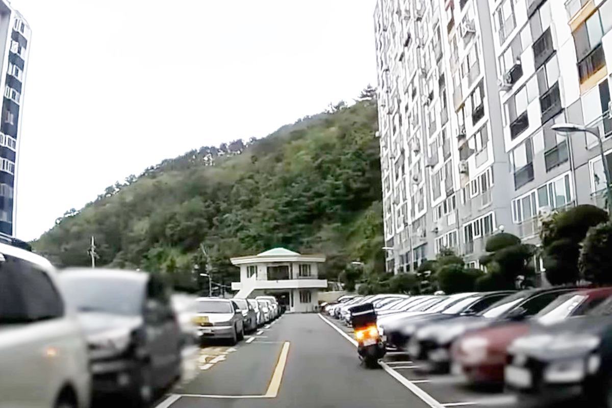 주차장으로 진입하는 제보자 사진 출처 = 유튜브 채널 '노라준카'.jpg