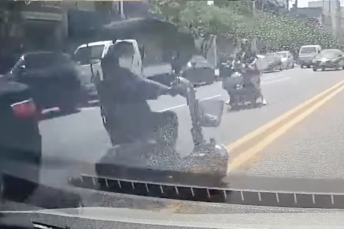 갑자기 나타난 스쿠터 사진 출처 = 유튜브 채널 '한문철 TV'.jpg