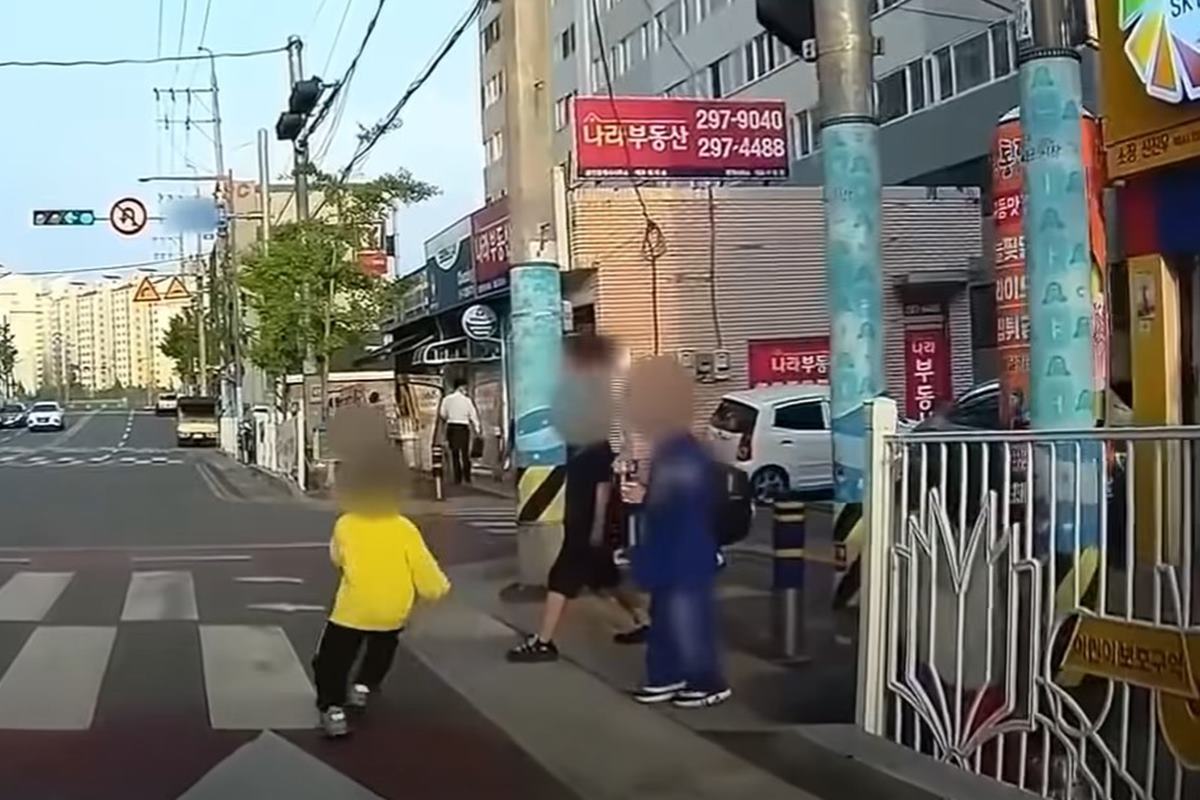 민식이 놀이를 하는 아이들 사진 출처 = 유튜브 채널 '한문철TV'.jpg