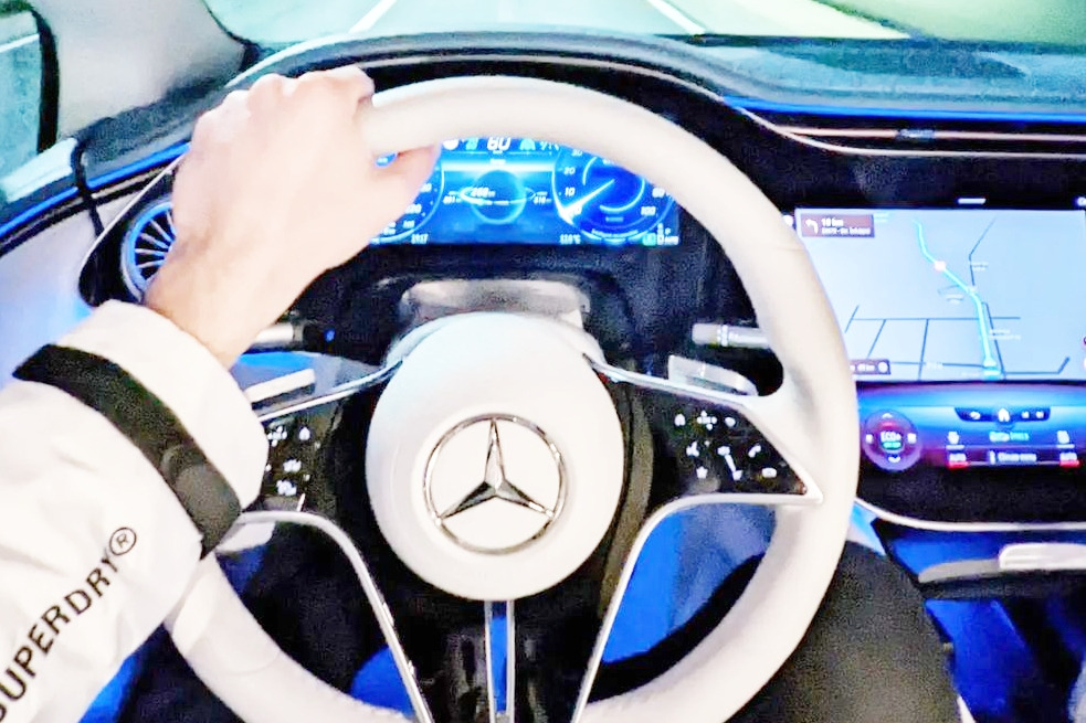 EQS SUV 인테리어.jpg