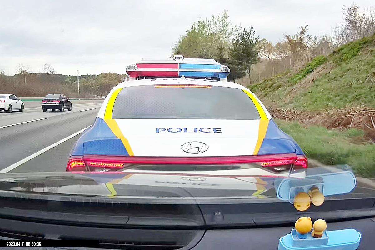 5_멈춰 세우는 경찰차_유튜브 채널 'BLANC HA'.jpg