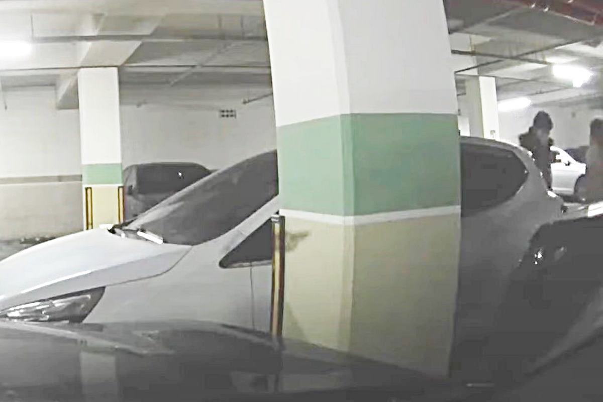 마찬가지로 차를 밀다가 제보자의 차를 친 사람들 사진 출처 = '블박맛집'.jpg