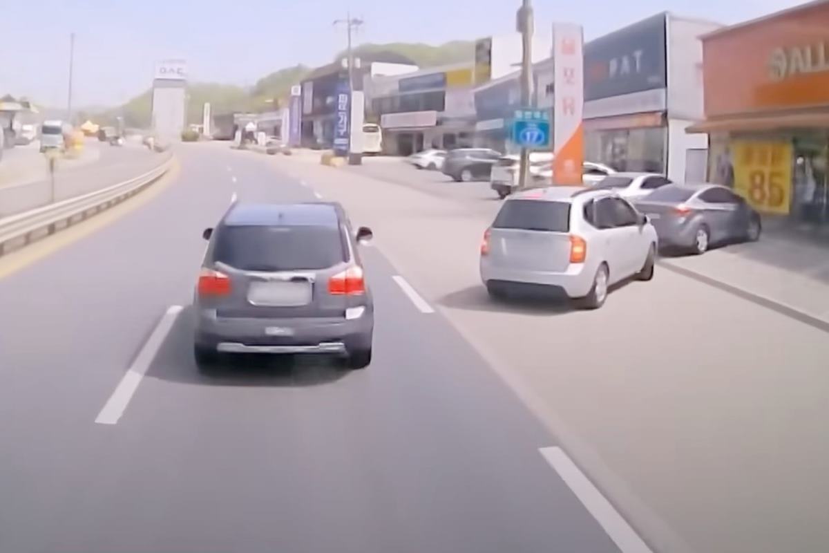 충돌하기 직전의 세 차 사진 출처 = Youtube '한문철TV'.jpg