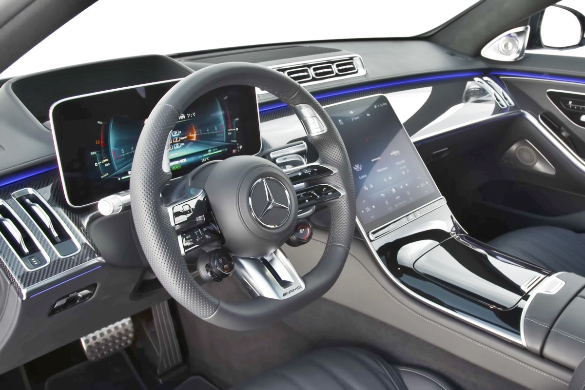 3_메르세데스 S63 AMG E 퍼포먼스 인테리어_유튜브 채널 'AutoTrader'.jpg