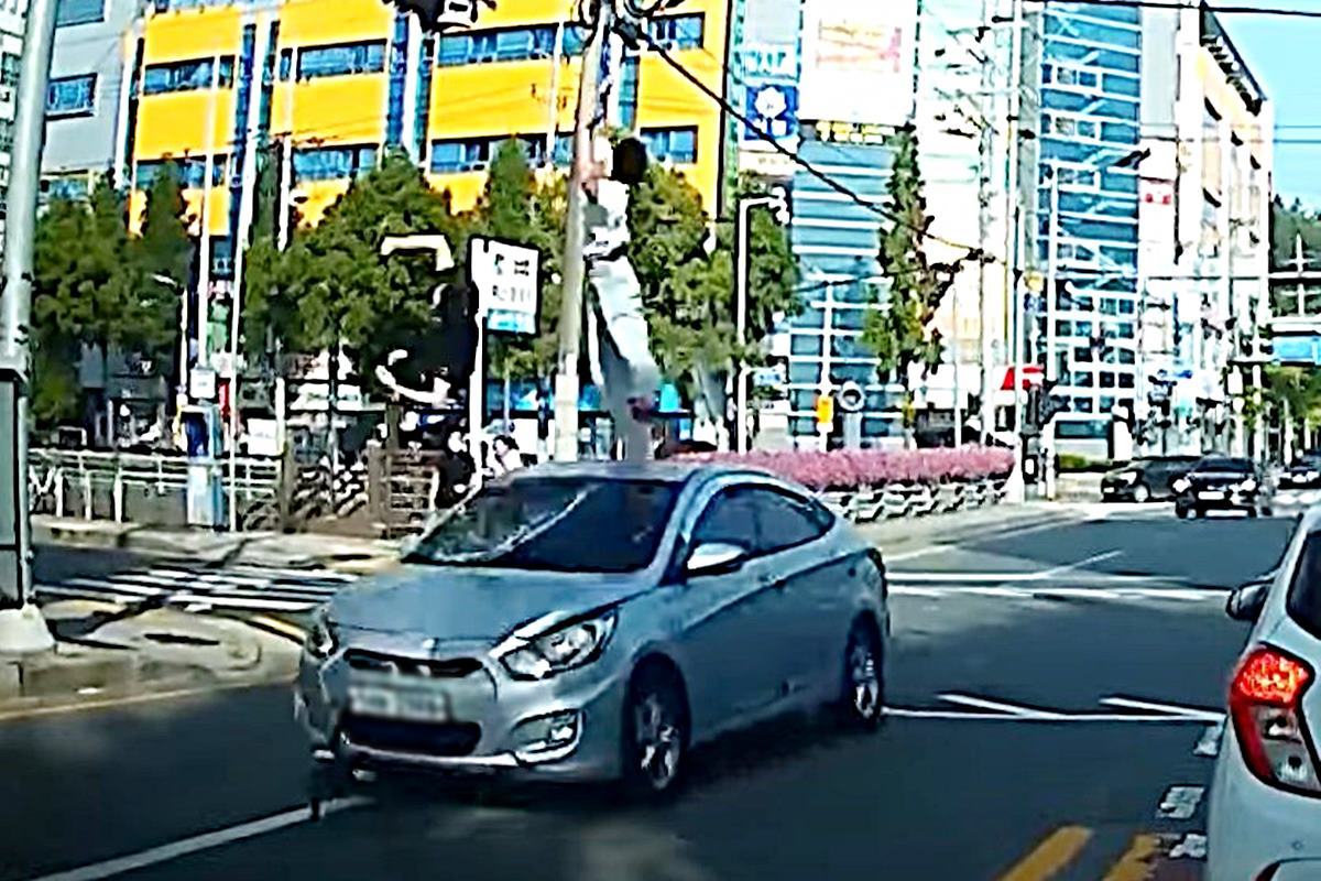 킥보드를 타고 무단횡단하다 사고가 난 사례 사진 출처 = 유튜브 채널 '일상속영상'.jpg