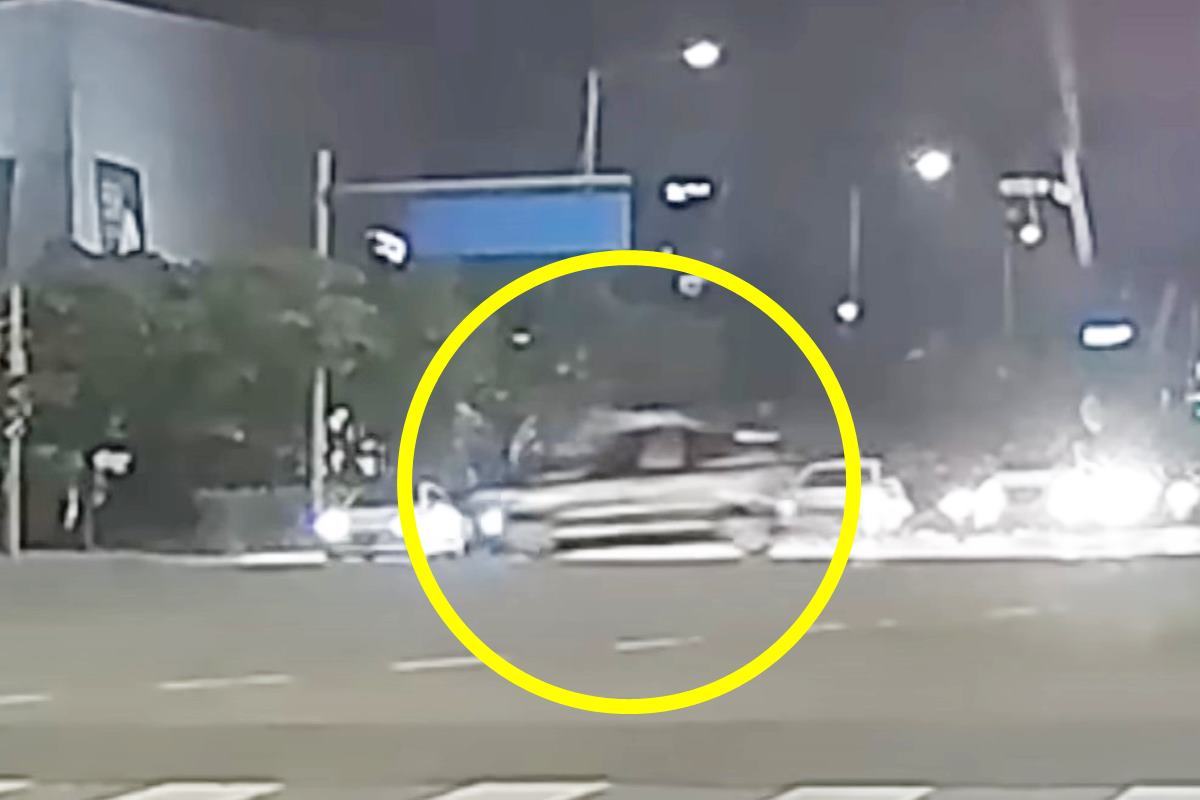 차 위로 떨어진 무단횡단자 사진 출처 = Youtube '한문철TV'.jpg