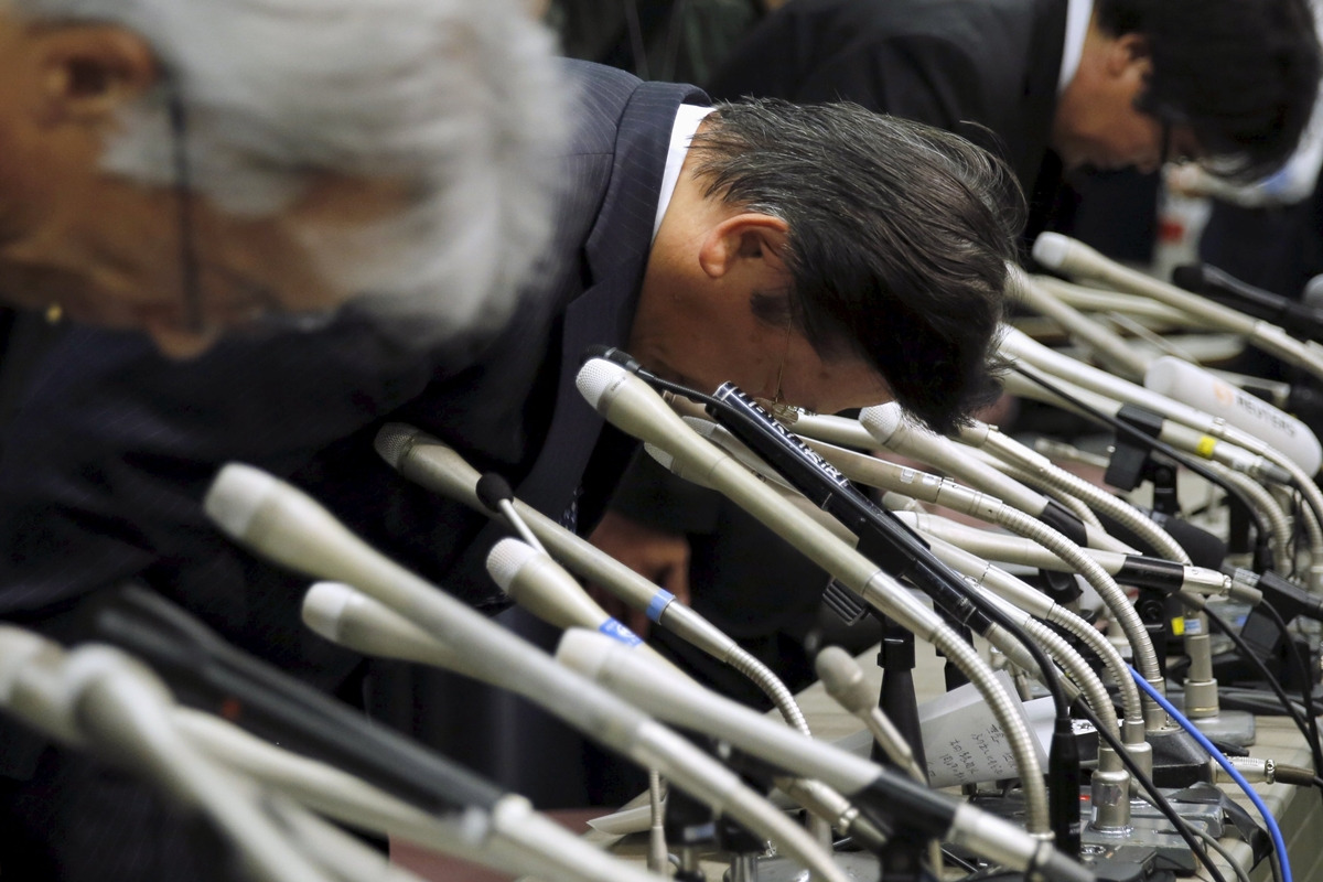 8_사과하는 미쓰비시 경영진_뉴스웍스.jpg