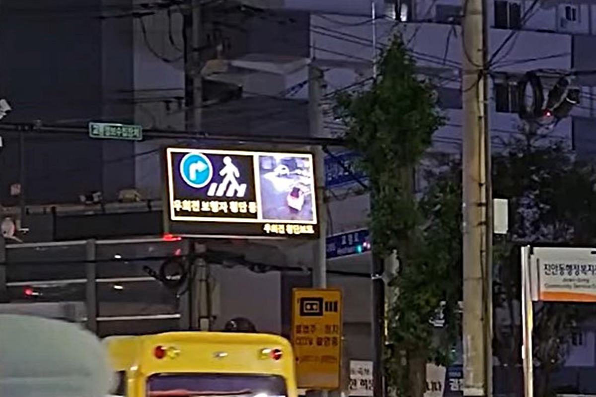 우회전 차선에 설치된 횓단보도 모니터 사진 출처 = 유튜브 채널 '한문철TV'.jpg