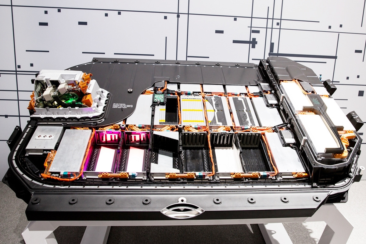 4_아우디 E-트론 배터리팩_Engadget.jpg