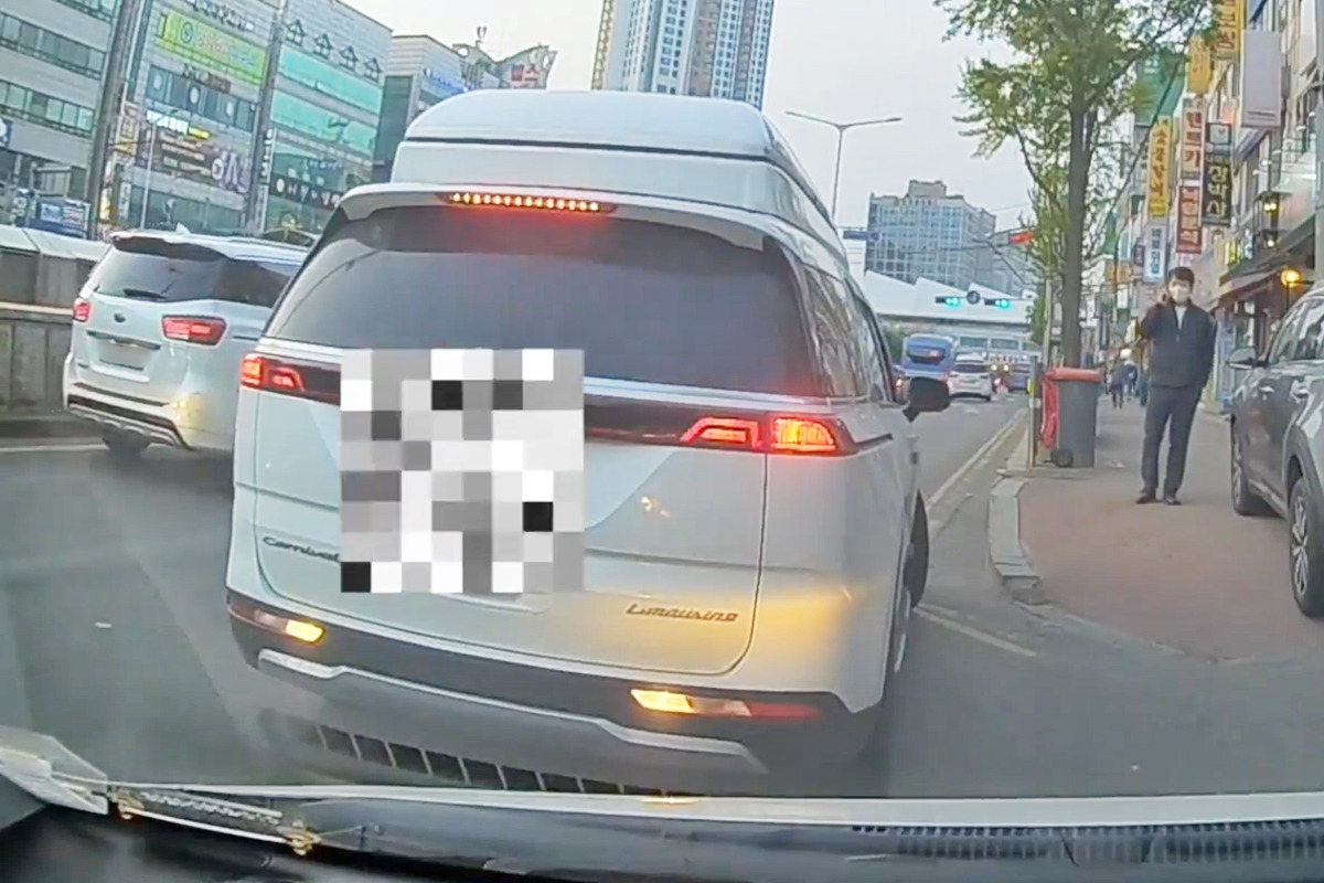 5_멈춘 카니발 차량_'보배드림'.jpg