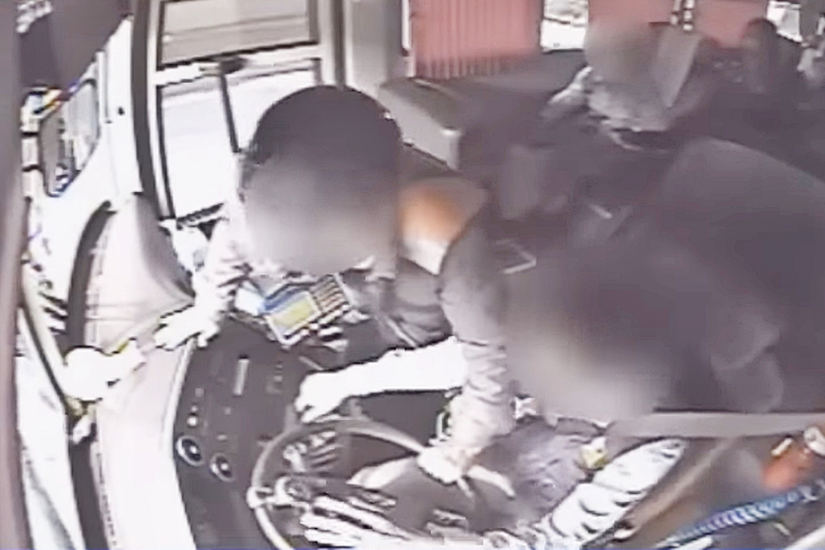 0_운전대를 강제로 꺾는 오토바이 운전자_유튜브 채널 '한문철 TV'.jpg