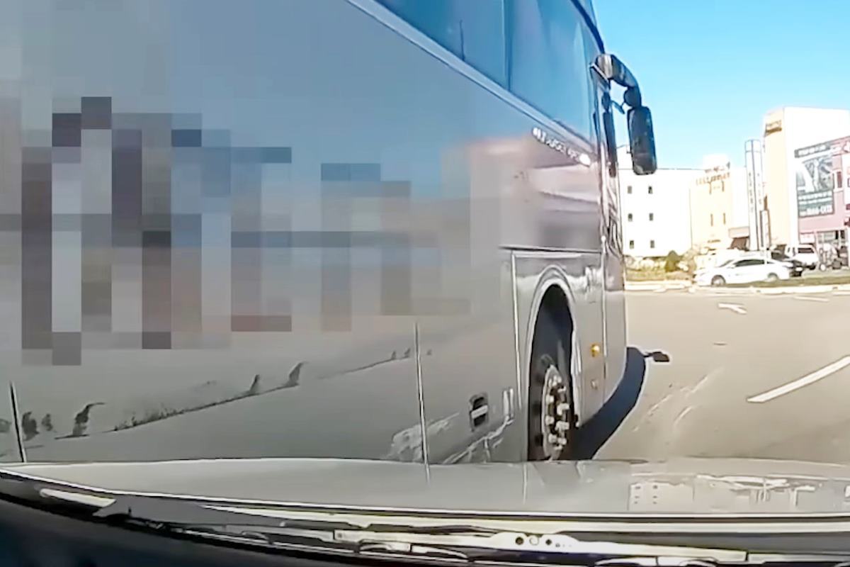측면을 긁고 간 버스 사진 출처 = 유튜브 채널 '블박맛집'.jpg