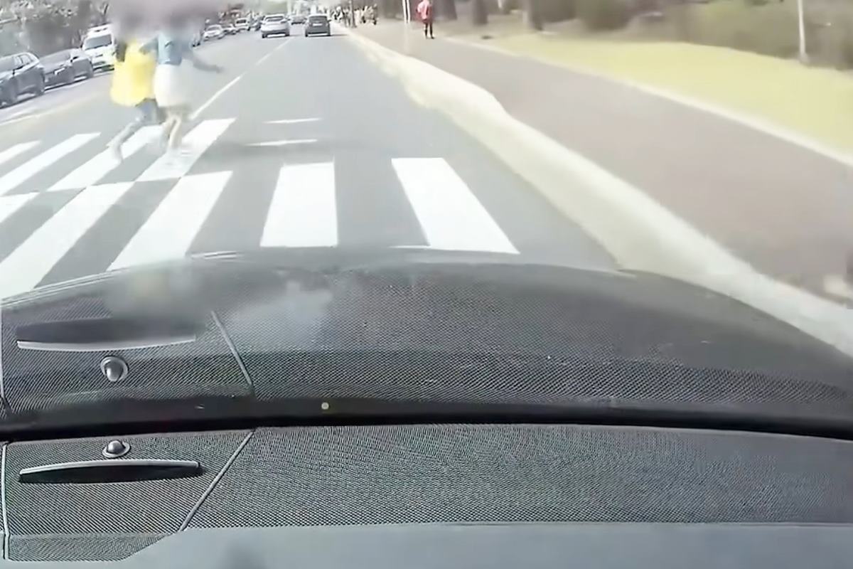 과속으로 인해 발생한 횡단자와의 사고 사진 출처 = Youtube '한문철TV'.jpg