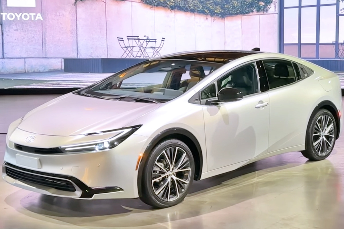 1_토요타 프리우스_유튜브 채널 'Redline Reviews'.jpg