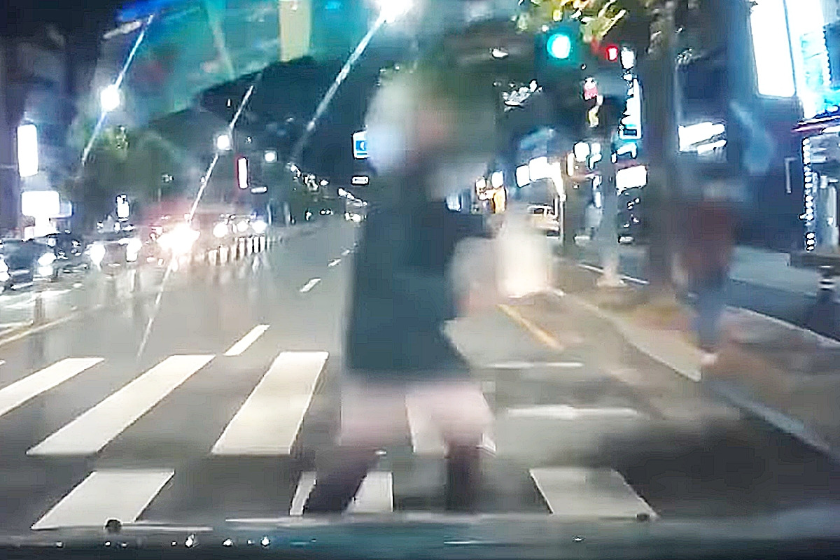 0_무단횡단 사고 직전_유튜브 채널 '한문철 TV'.jpg