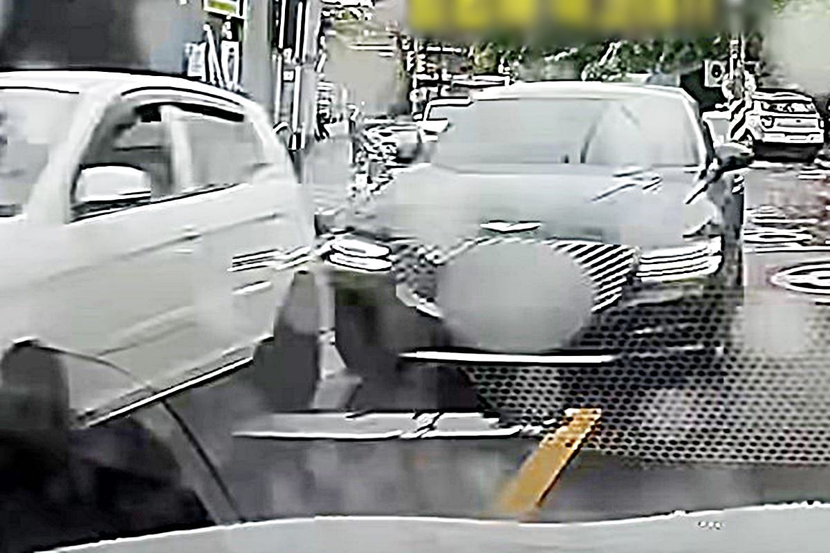 중앙선을 침범해 추월하려는 가해자 사진 출처 = 유튜브 채널 '한문철TV'.jpg