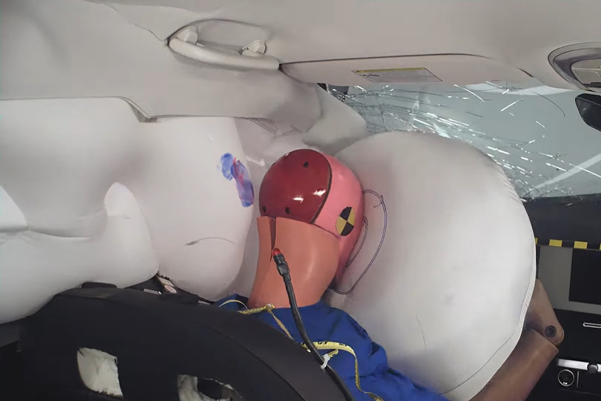 5_현대 아이오닉 5 에어백 전개 순간_YouTube 'IIHS'.jpg