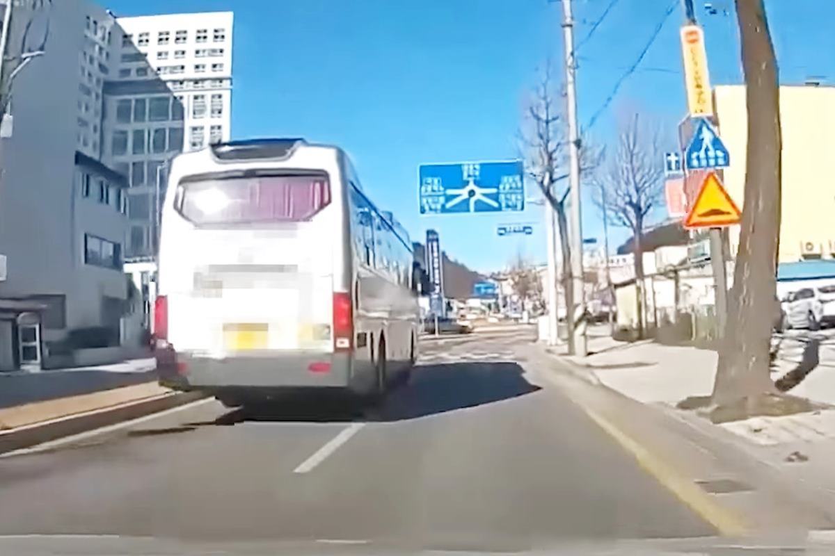 회전교차로에 진입하는 제보자 사진 출처 = 유튜브 채널 '블박맛집'.jpg