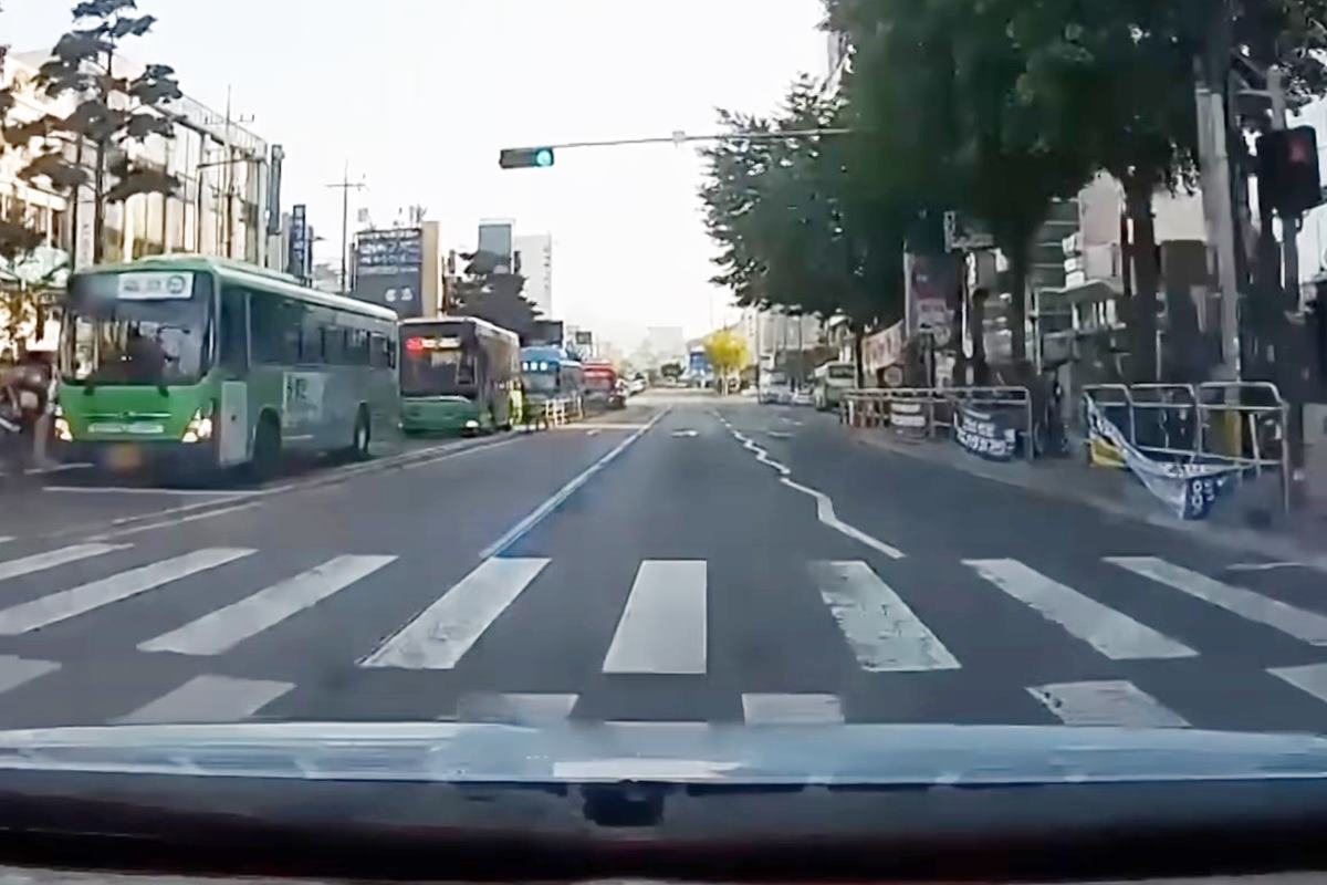 자신의 신호를 기다리는 운전자 사진 출처 = 유튜브 채널 '한문철TV'.jpg