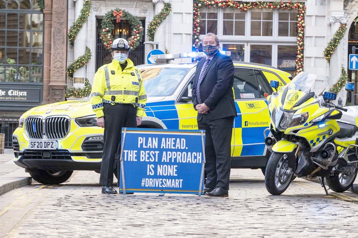 단속 및 캠페인을 진행하는 영국 경찰들.jpg