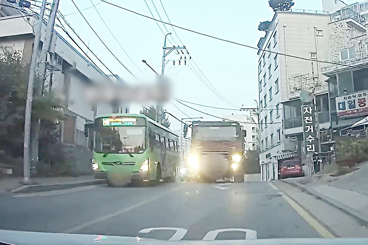 버스 옆에서 갑작스럽게 들이닥치는 트럭 사진 출처  = Youtube '그것이 블랙박스'.jpg
