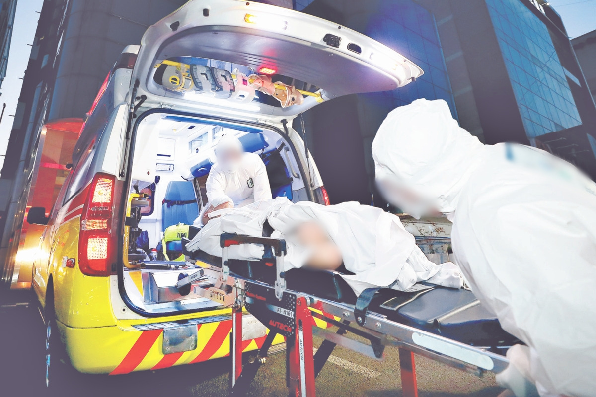 3_1_구급차 이송_사진 출처_뉴스1.jpg