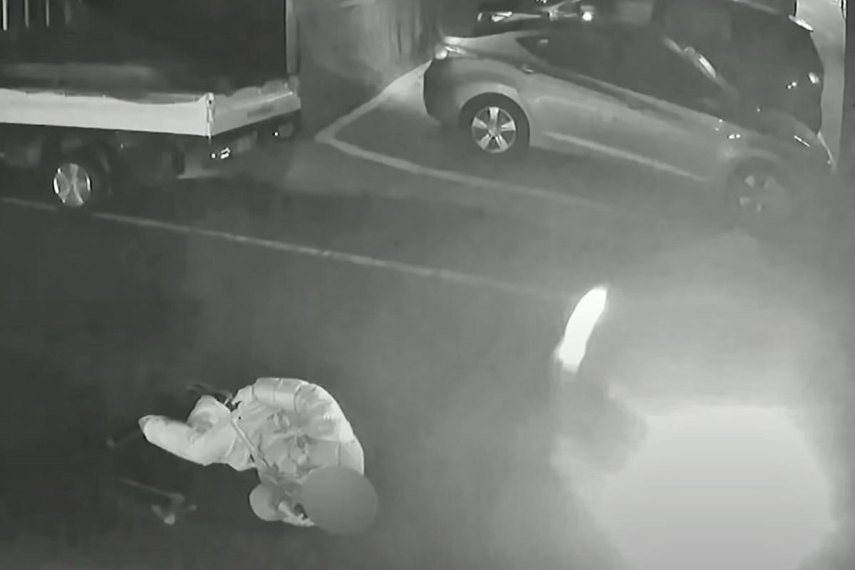 길에 누워있는 취객 위를 지나간 자동차 사진 출처 = 유튜브 채널 '한문철TV'.jpg