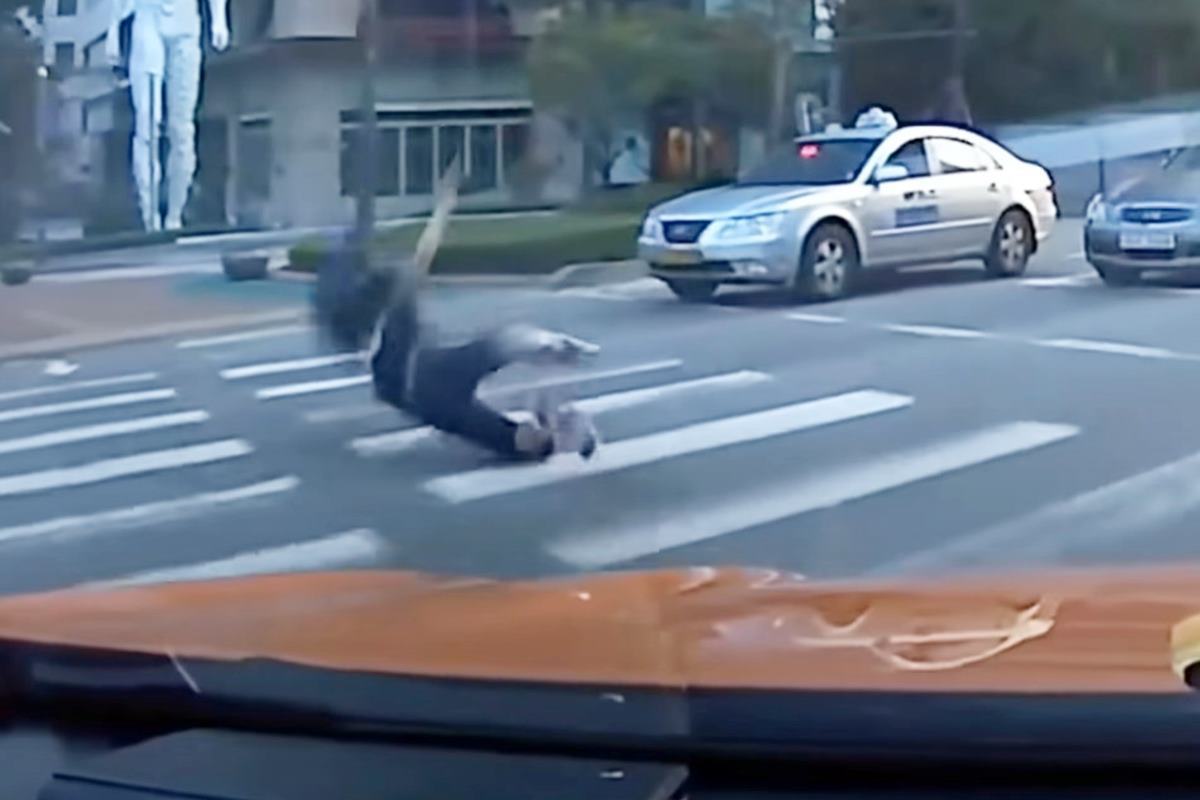 오토바이를 타고 무단횡단을 하다 발생한 사고 사진 출처 = 유튜브 채널 '한문철TV'.jpg