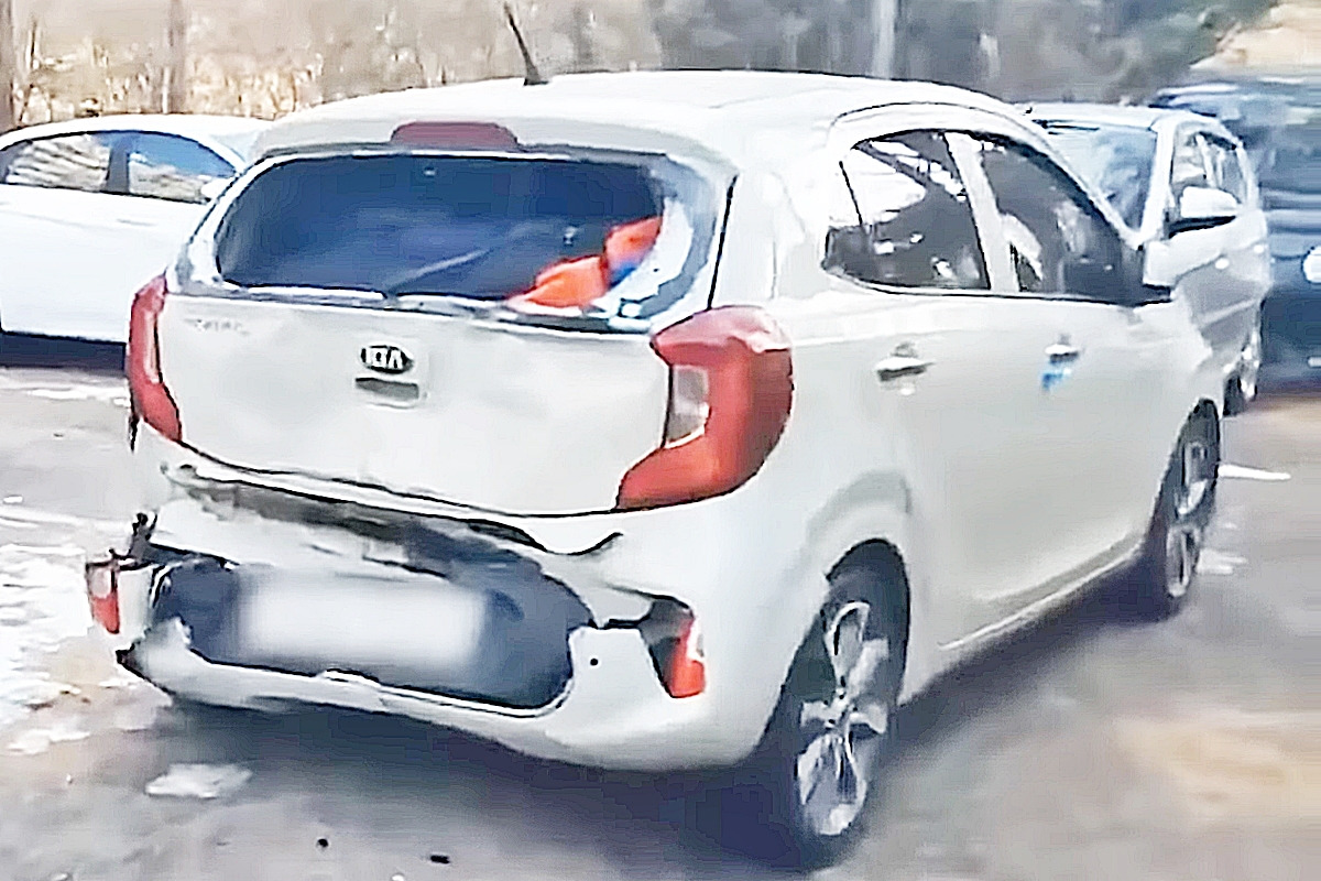 0_급발진 사고로 파손된 차량_유튜브 채널 '한문철 TV'_2.jpg