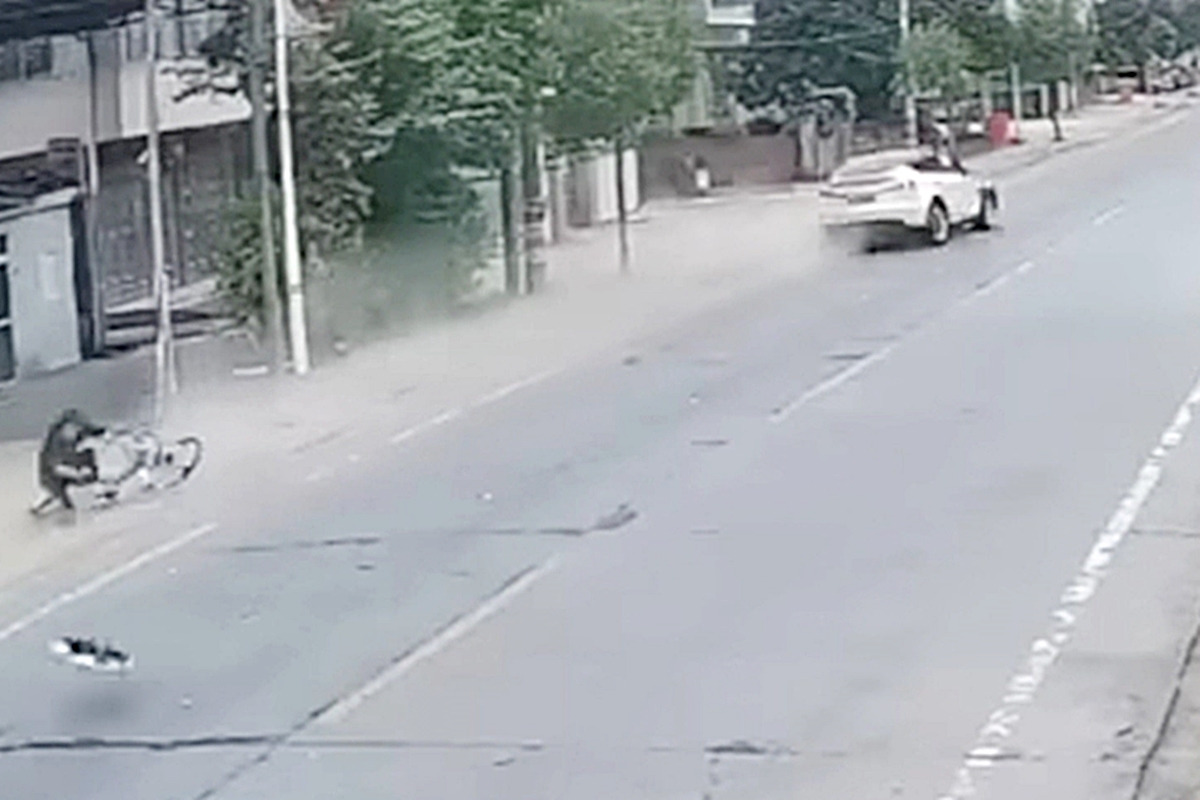 4_중국 테슬라 급발진 의심 사고 CCTV_웨이보.jpg